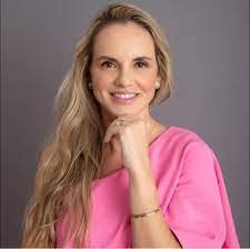 Dra Elizangela Freire